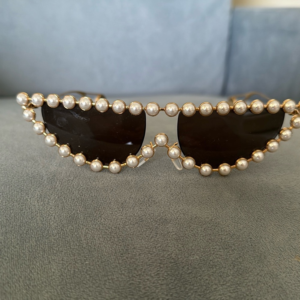 GUCCI PEARL FRAME CAT EYE SUNGLASSES